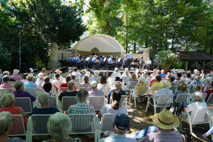 Das Landespolizeiorchester Rheinland-Pfalz im Goethepark Landau (Foto: Reinhard Schnell)