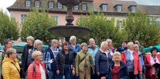 Der Frauenchor sang spontan auf dem Wochenmarkt. (Foto: Stadtverwaltung Neustadt)