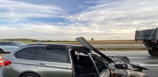 Brennender PKW auf der Autobahn (Foto: Polizei RLP)