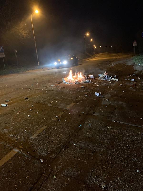 Glimmende Feuerwerksrückstände (Foto: Feuerwehr Neustadt)