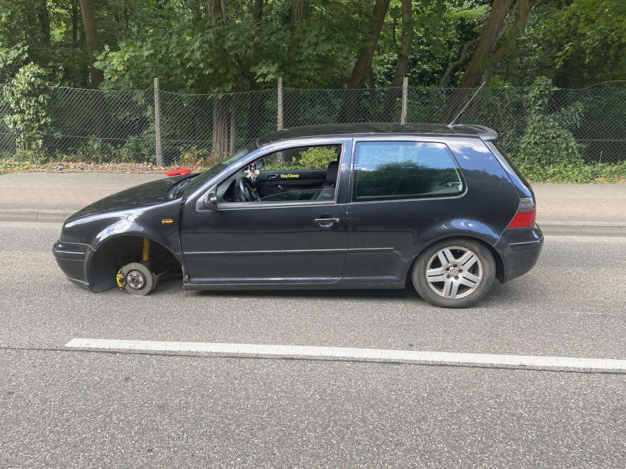 PKW ohne Rad (Foto: Polizei RLP)