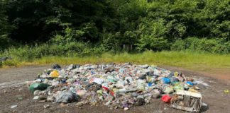 Der ausgekippte Abfall auf dem Parkplatz, vorne rechts ist der kleine Kühlschrank (Foto: AWB)