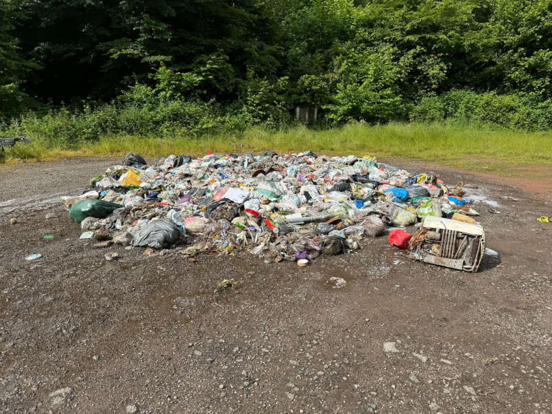 Der ausgekippte Abfall auf dem Parkplatz, vorne rechts ist der kleine Kühlschrank (Foto: AWB)