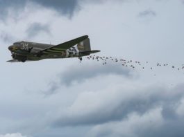 Abwurf von Süßigkeiten aus einem Rosinenbomber (Foto: Reinhard Schnell)