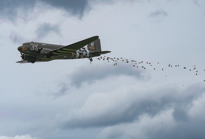 Abwurf von Süßigkeiten aus einem Rosinenbomber (Foto: Holger Knecht)