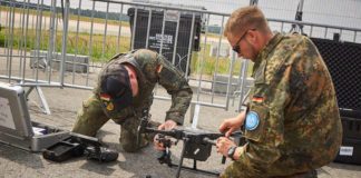 Soldaten des Luftwaffenausbildungsbataillons bereiten die Drohne DJI Matrice für einen Live-Flug vor (Foto: Bundeswehr/Marc-André Proulx)