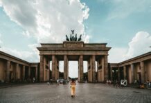 Frau steht in der Nähe des Gebäudes ( Claudio Schwarz / Unsplash)