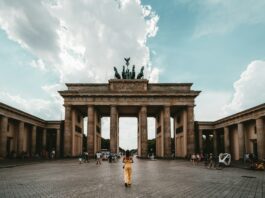 Frau steht in der Nähe des Gebäudes ( Claudio Schwarz / Unsplash)