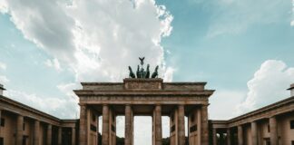 Frau steht in der Nähe des Gebäudes ( Claudio Schwarz / Unsplash)