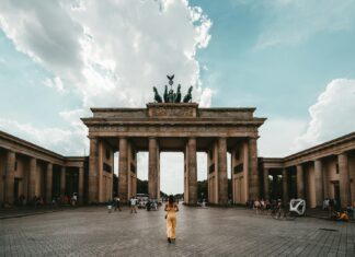 Frau steht in der Nähe des Gebäudes ( Claudio Schwarz / Unsplash)