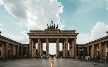 Frau steht in der Nähe des Gebäudes ( Claudio Schwarz / Unsplash)