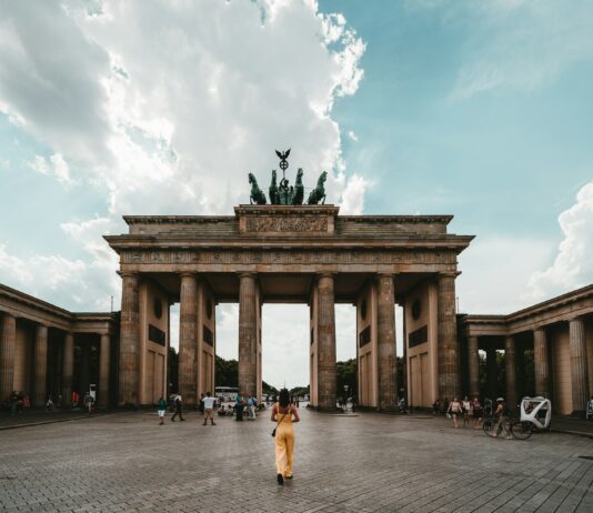 Frau steht in der Nähe des Gebäudes ( Claudio Schwarz / Unsplash)