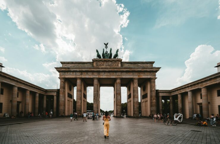 Frau steht in der Nähe des Gebäudes ( Claudio Schwarz / Unsplash)