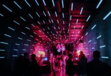 Eine Gruppe von Menschen, die in einem Raum herumstehen (Aleksandr Popov / Unsplash)