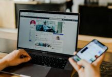 Person, die sowohl Laptop als auch Smartphone verwendet (Unsplash / Austin Distel)