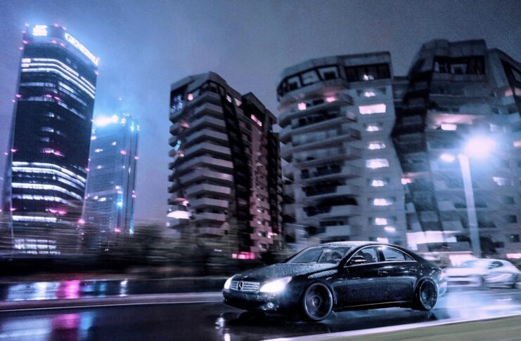 Schwarze Limousine auf der Straße in der Nähe (Samuele Errico Piccarini / Unsplash)
